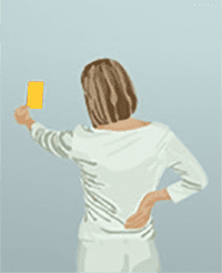Ansicht von hinten: Frau zeigt gelbe Karte